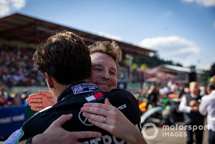George Russell, Mercedes-AMG F1 Team, 1ª posición, celebra con un compañero de equipo en Parc Ferme
