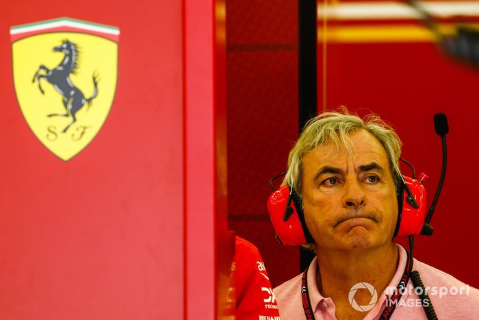 Carlos Sainz Sr, en el garaje de Ferrari