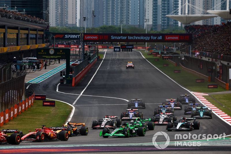 Charles Leclerc, Ferrari SF-24, Oscar Piastri, McLaren MCL38, Valtteri Bottas, Kick Sauber C44, Zhou Guanyu, Kick Sauber C44, Kevin Magnussen, Haas VF-24, il resto dello schieramento alla partenza della Sprint