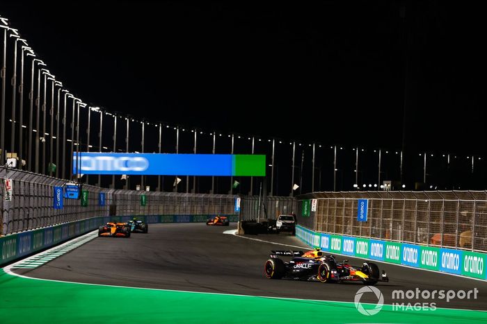 Sergio Pérez, Red Bull Racing RB20, Oscar Piastri, McLaren MCL38, Fernando Alonso, Aston Martin AMR24