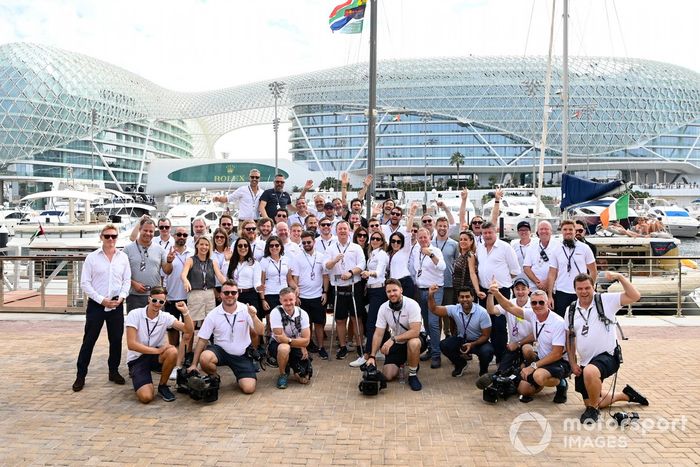 El equipo de televisión de la F1 junto al puerto con los presentadores