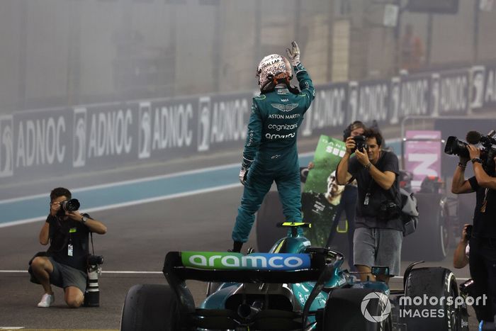 Sebastian Vettel, Aston Martin, saluda a los aficionados desde la parrilla tras el final de su última carrera en la F1