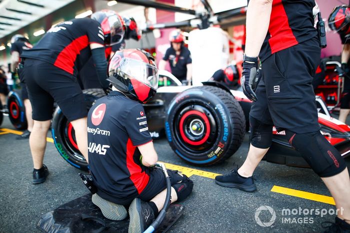 Miembros del equipo Haas practican una parada en boxes