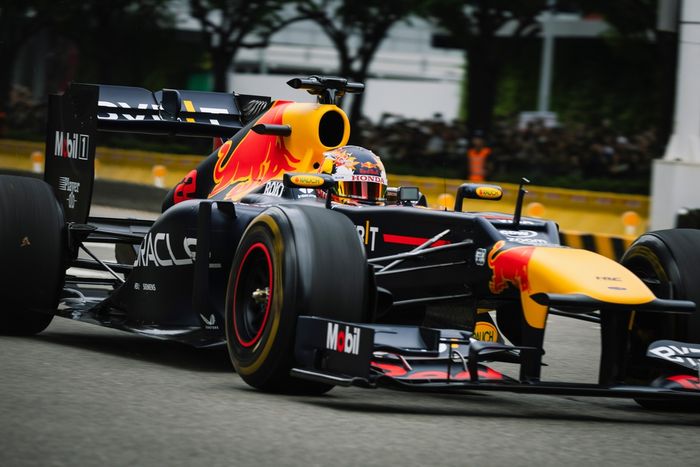 角田裕毅、レッドブルRB8で台湾の街を駆け抜ける！ シニアチーム