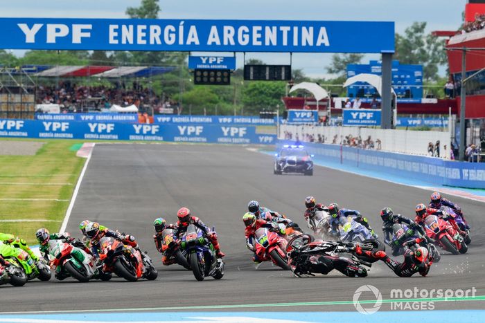 Marco Bezzecchi, Aprilia Racing Team caída en la salida