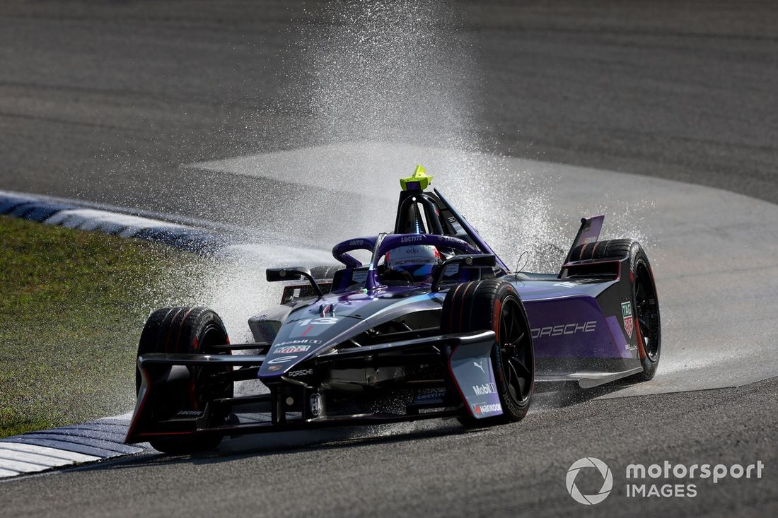 Antonio Felix da Costa TAG Heuer Porsche Formula E Team Porsche 99X Electric Gen3 a través de un charco en la pista