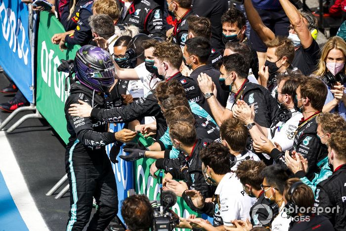 Ganador Lewis Hamilton, Mercedes, celebra en Parc Ferme