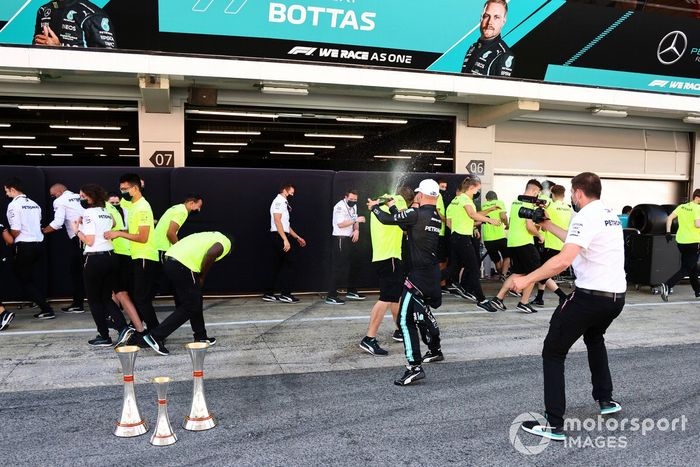 Valtteri Bottas, Mercedes, tercera posición, celebra con champán y sus compañeros de equipo