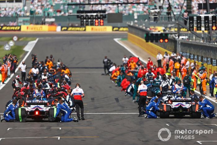 Los mecánicos realizan los últimos preparativos en la parrilla antes de la salida