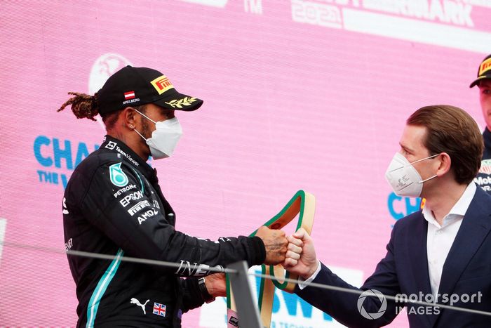 Podio: segundo lugar Lewis Hamilton, Mercedes