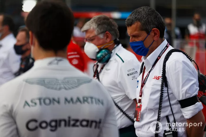 Otmar Szafnauer, director del equipo y consejero delegado de Aston Martin F1, Guenther Steiner, director del equipo Haas F1, y los demás pilotos y personal guardan un minuto de silencio por el fallecido Mansoir Ojjeh en la parrilla