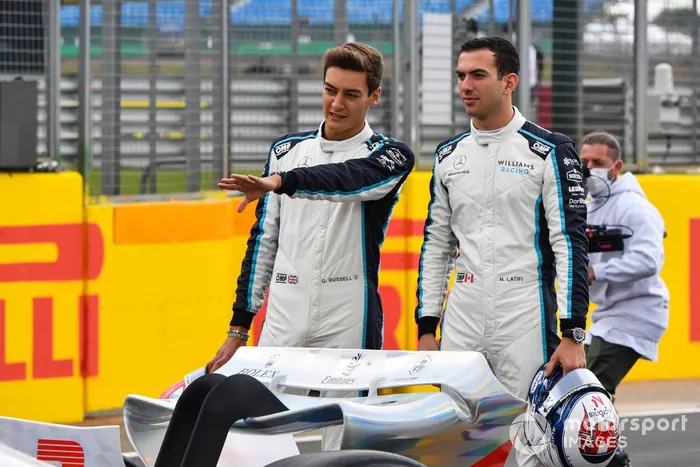 George Russell, Williams y Nicholas Latifi, Williams en el evento de lanzamiento del coche de Fórmula 1 de 2022 en la parrilla de Silverstone