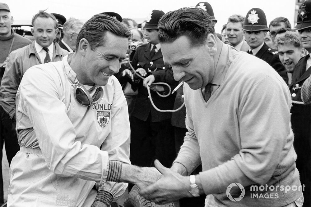 Jack Brabham, Cooper T53-Climax con el dueño del equipo John Cooper