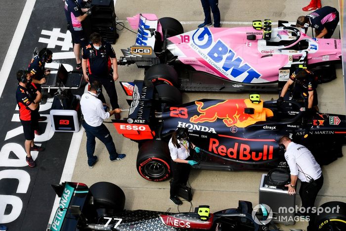 Escrutadores, mecánicos e ingenieros en el Parc Ferme