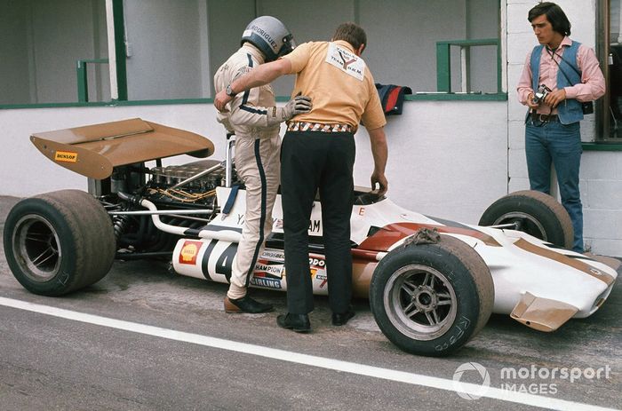 Pedro Rodríguez, BRM P153, los mecánicos trabajan en el monoplaza en el pit lane