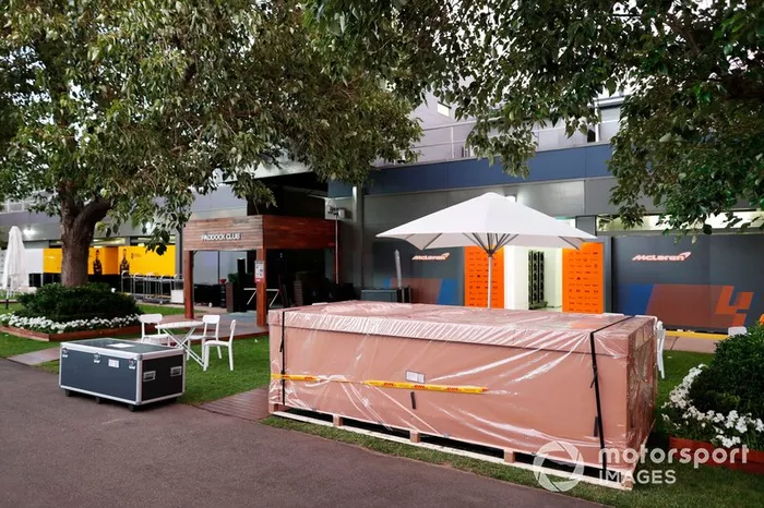 Cajones de embalaje fuera del garaje de McLaren en el paddock