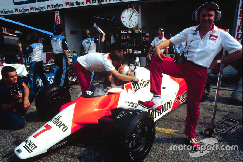 John Barnard, designer, se tient auprès d'une McLaren MP4/1B Ford