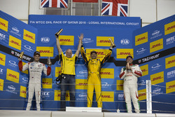 Подиум: Габриэле Тарквини, LADA Sport Rosneft, Lada Vesta; Том Чилтон, Sébastien Loeb Racing, Citroën C-Elysée WTCC; Роб Хафф, Honda Racing Team JAS, Honda Civic WTCC