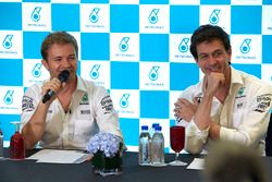 Nico Rosberg, Mercedes AMG F1, Toto Wolff, directeur exécutif Mercedes AMG F1