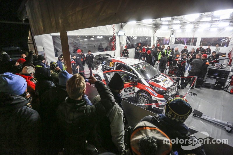 El coche de Jari-Matti Latvala, Miikka Anttila, Toyota Yaris WRC, Toyota Racing en el área del equipo