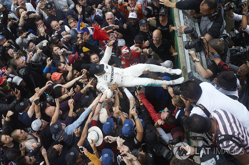 Ganador de la carrera Lewis Hamilton, Mercedes AMG F1, celebra con los aficionados después de ganar la carrera