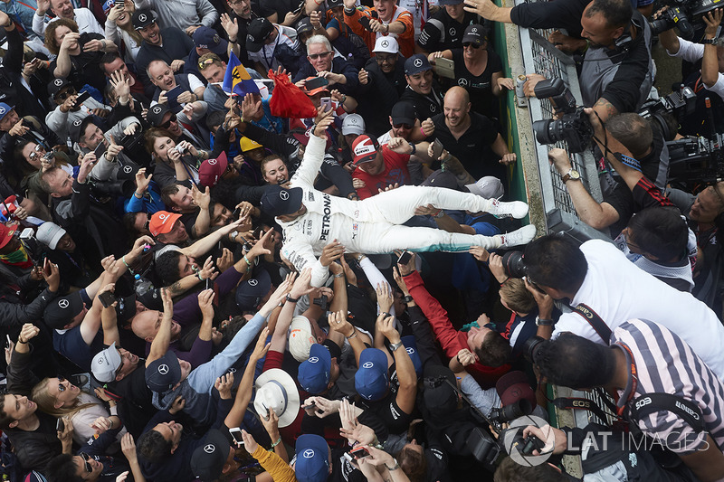 Ganador de la carrera Lewis Hamilton, Mercedes AMG F1, celebra con los aficionados después de ganar 