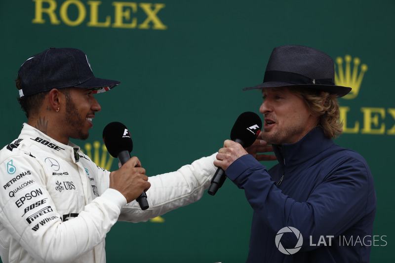 El actor Wilson entrevista al ganador de la carrera Lewis Hamilton, Mercedes AMG F1, en el podio