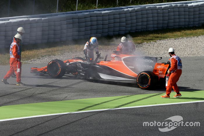 Fernando Alonso, McLaren MCL32 detenido en la pista en la FP1