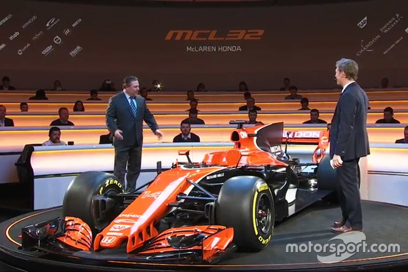 Zak Brown mit dem McLaren MCL32