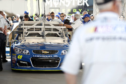 El coche de Jimmie Johnson, Hendrick Motorsports Chevrolet en la inspección de técnica