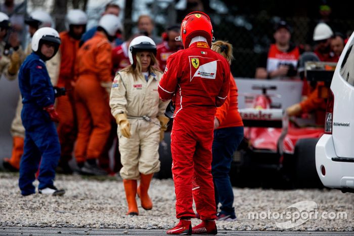 Kimi Raikkonen, sale desde su Ferrari SF70H tras estrellarse