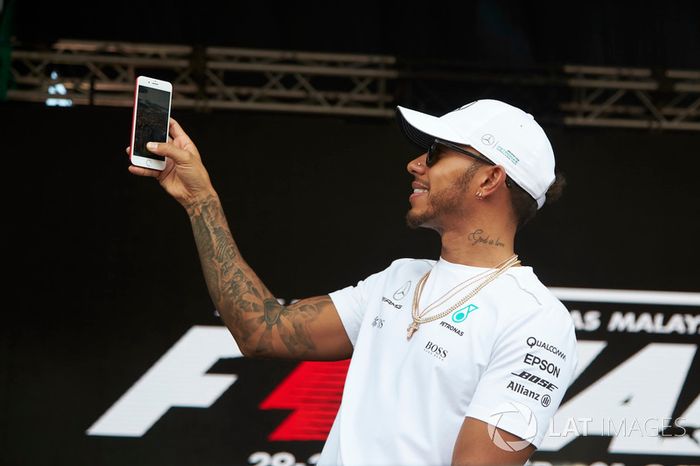 Lewis Hamilton, Mercedes AMG F1, utiliza su móvil
