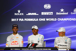 Conferencia de prensa: ganador de la carrera Lewis Hamilton, Mercedes AMG F1, segundo lugar Daniel Ricciardo, Red Bull Racing y tercer lugar Valtteri Bottas, Mercedes AMG F1