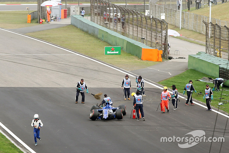 Маршали очищають трасу після аварії Антоніо Джовінацці, Sauber C36