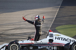 Yarış galibi Helio Castroneves, Team Penske Chevrolet