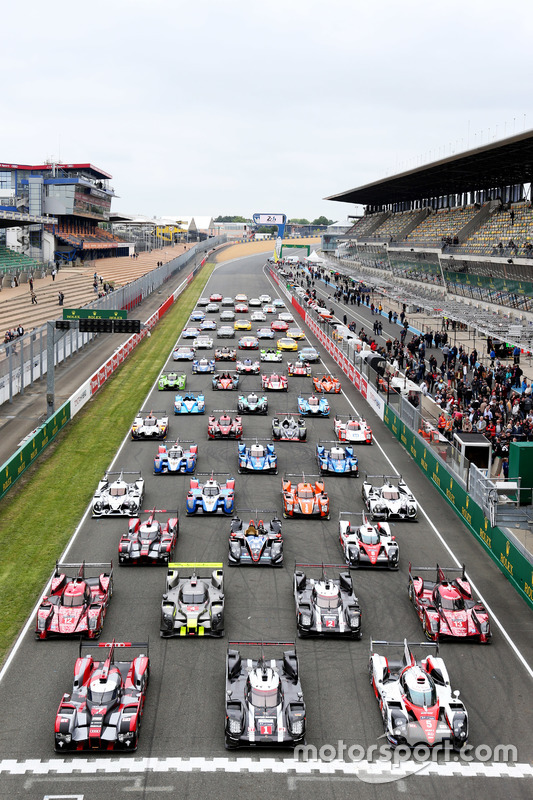 La sesión de fotos tradicional de los coches de Le Mans