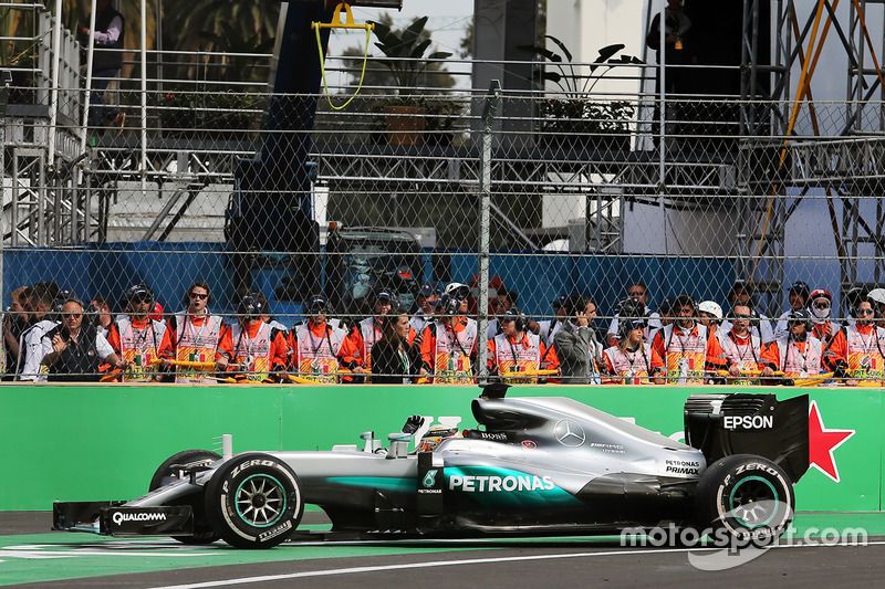 Ganador de la carrera Lewis Hamilton, híbrido de Mercedes AMG F1 W07 celebra un final de la carrera