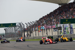 Кими Райкконен, Ferrari SF16-H и Джолион Палмер, Renault Sport F1 Team RS16 - борьба за позицию