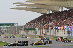 Sergio Perez, Sahara Force India F1 VJM09 and Valtteri Bottas, Williams FW38 battle for position