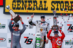 Podium: racewinnaar Josef Newgarden, Ed Carpenter Racing Chevrolet, tweede plaats Will Power, Team P