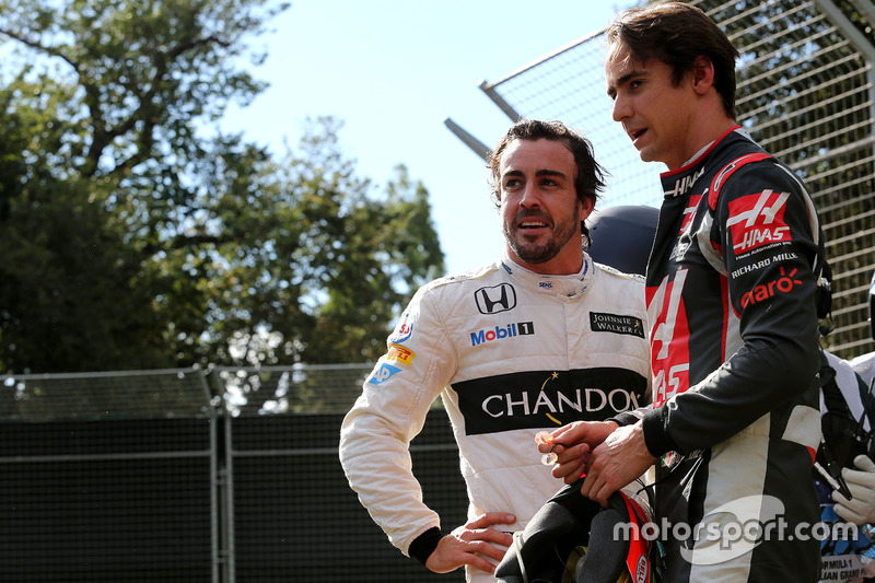 Esteban Gutierrez, Haas F1 Team and Fernando Alonso, McLaren