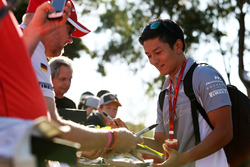Rio Haryanto, Manor Racing signs, firma autografi ai fani