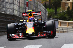 Max Verstappen, Red Bull Racing RB12 sends sparks flying