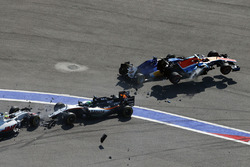 Стартова аварія з Маркусом Ericsson, Sauber C35, Ріо Харьянто, Manor MRT05, Естебан Гутьєррес, Хаас
