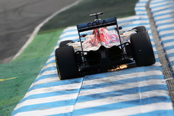 Искры из-под машины Даниила Квята, Scuderia Toro Rosso STR11