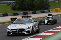 Nico Rosberg, Mercedes AMG F1 W07 Hybrid al comando dietro alla Safety Car FIA