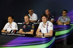 La Conferencia de prensa FIA: Beat Zehnder, director del equipo Sauber F1; Graham Watson, jefe de equipo Scuderia Toro Rosso; Luca Furbatto, Manor Racing jefe de diseño; Yusuke Hasegawa, director del programa de Honda F1; Paul Monaghan, Red Bull Racing Ingeniero; Rob Smedley, Williams Director de rendimiento del vehículo
