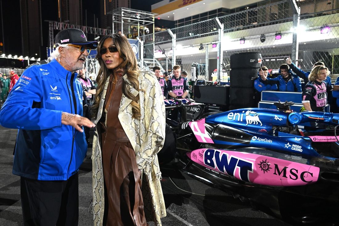 Flavio Briatore, doradca wykonawczy Alpine F1 rozmawia z Naomi Campbell