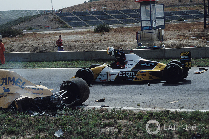 Pierluigi Martini, Minardi, se detiene en el camino para ayudar a Martin Donnelly, Team Lotus, después de un terrible accidente