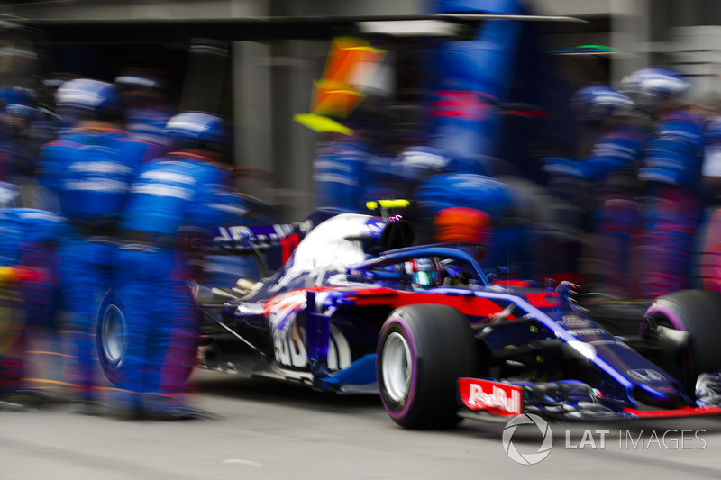 Pierre Gasly, Toro Rosso STR13 Honda, leaves his pit box after a stop